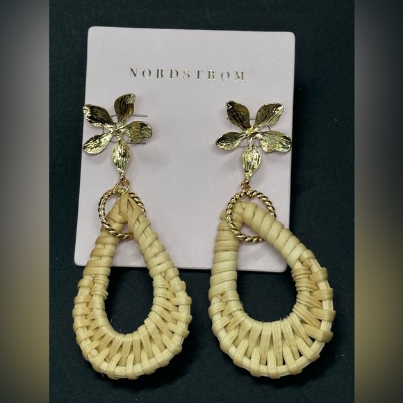Chic Woven Rattan Drop Earrings with Gold Floral Accent ๐ฟโจ - Picture 2 of 4